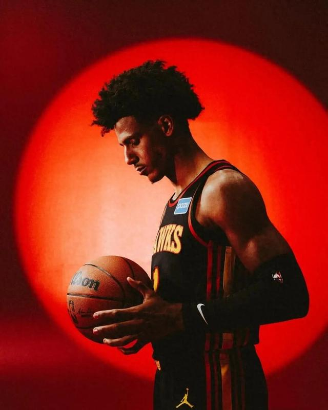 九游官网APP-“问题少年”成一哥！1数据历史第一 他让老鹰甘心送走东部库里|约翰逊|斯蒂芬·库里|亚特兰大老鹰队|约翰-科林斯|乔-约翰逊_新浪体育_新浪新闻